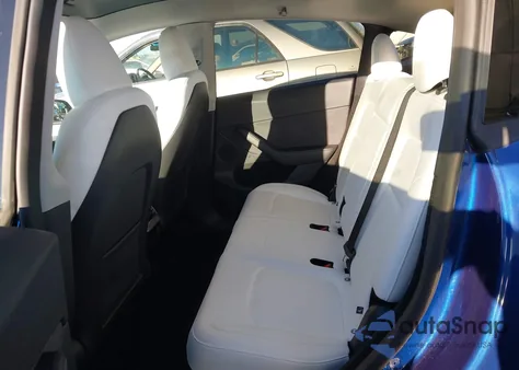 2025 Tesla Model Y Long Range Dual Motor Rear-Wheel Drive z USA, uszkodzony, nr VIN 7SAYGDED4SF256344